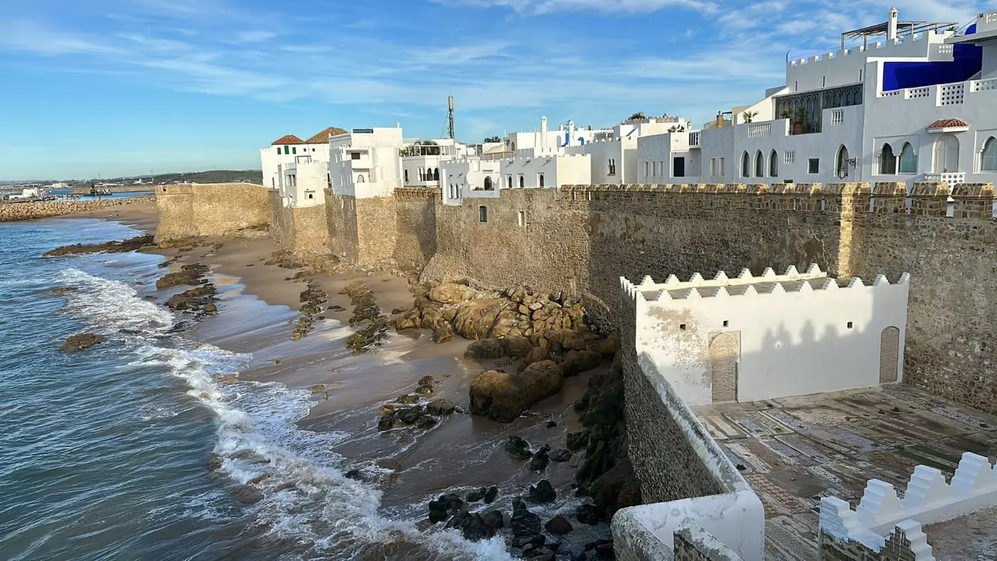 Les remparts d’Asilah et les maisons blanches de la médina au bord de l’océan Atlantique
