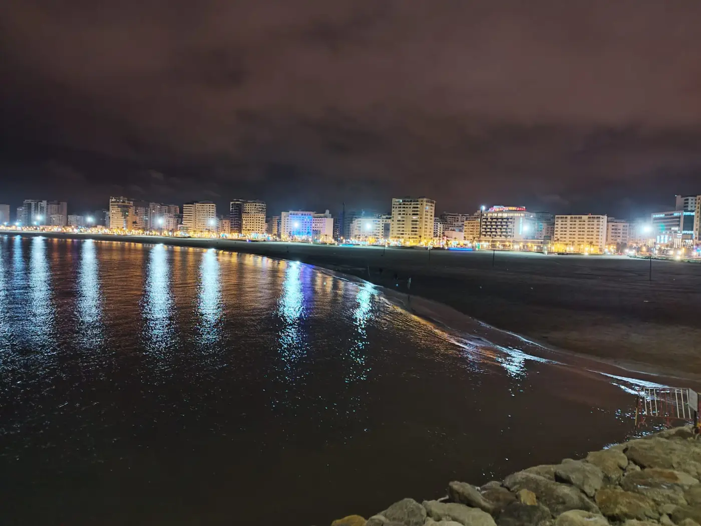 La baie de Tanger de nuit, avec la plage et les immeubles illuminés de la corniche