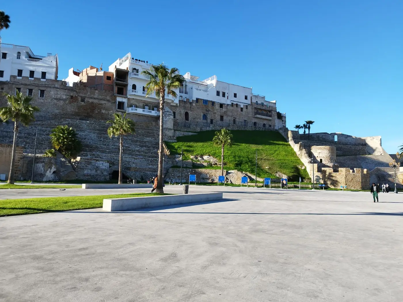 Les remparts de la médina de Tanger et ses maisons blanches, vus depuis l’esplanade en contrebas